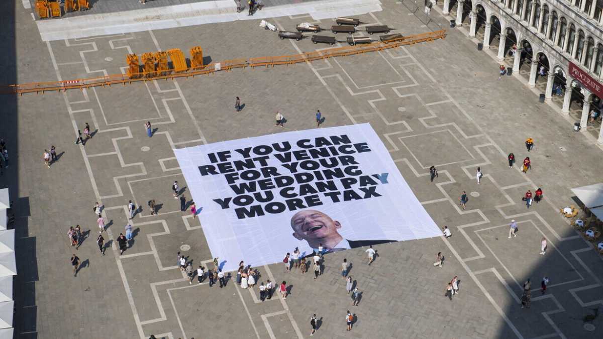 Immagine di Chiedere a Bezos di pagare più tasse per sposarsi a Venezia è qualcosa di sadico