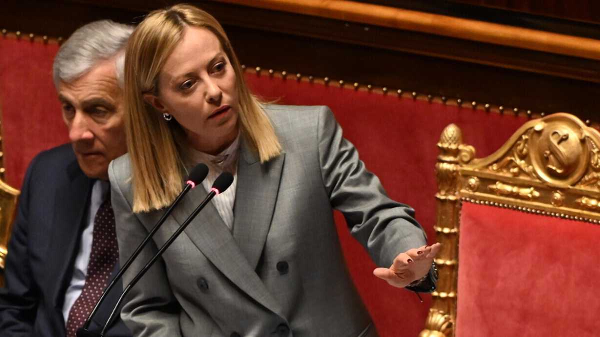 Immagine di Meloni in Senato riceve segnali dai riformisti Pd e da Calenda. Poi il pranzo al Quirinale