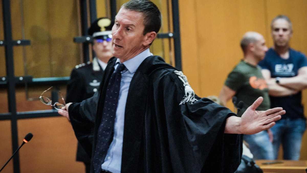 Immagine di I legali di Cospito segnalati per aver baciato sulle guance l'assistito