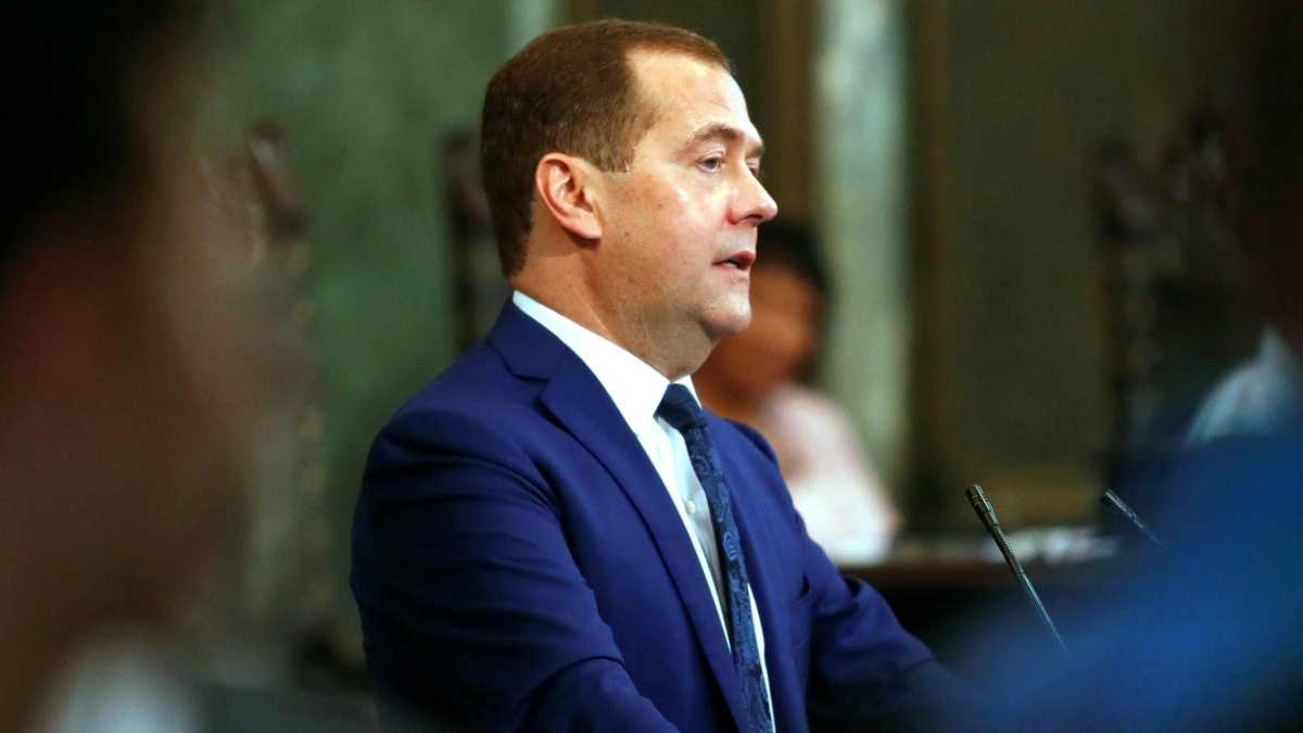Immagine di Medvedev ritratta il sostegno nucleare della Russia all'Iran