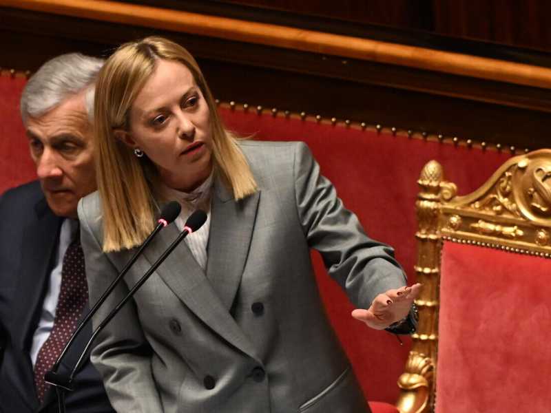 Meloni in Senato riceve segnali dai riformisti Pd e da Calenda. Poi il pranzo al Quirinale