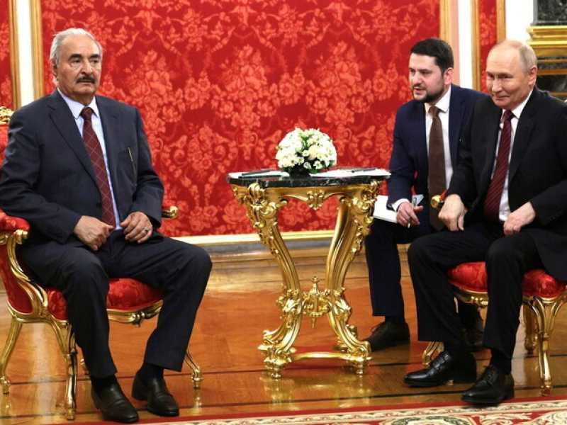 Il generale libico Khalifa Haftar al Cremlino lo scorso maggio durante un incontro con Vladimir Putin (foto Getty)