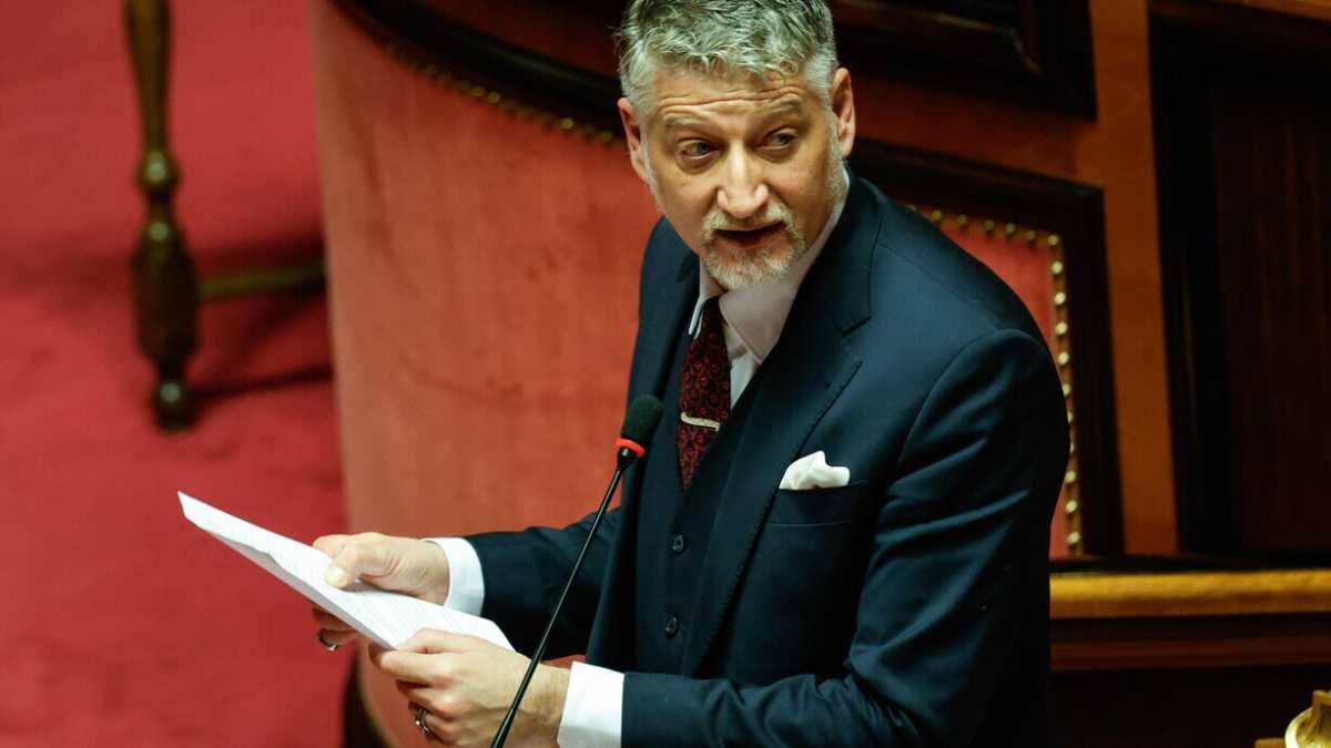 Immagine di Truffe, film e Tax credit: Giuli annuncia strette e controlli. Una storia italiana