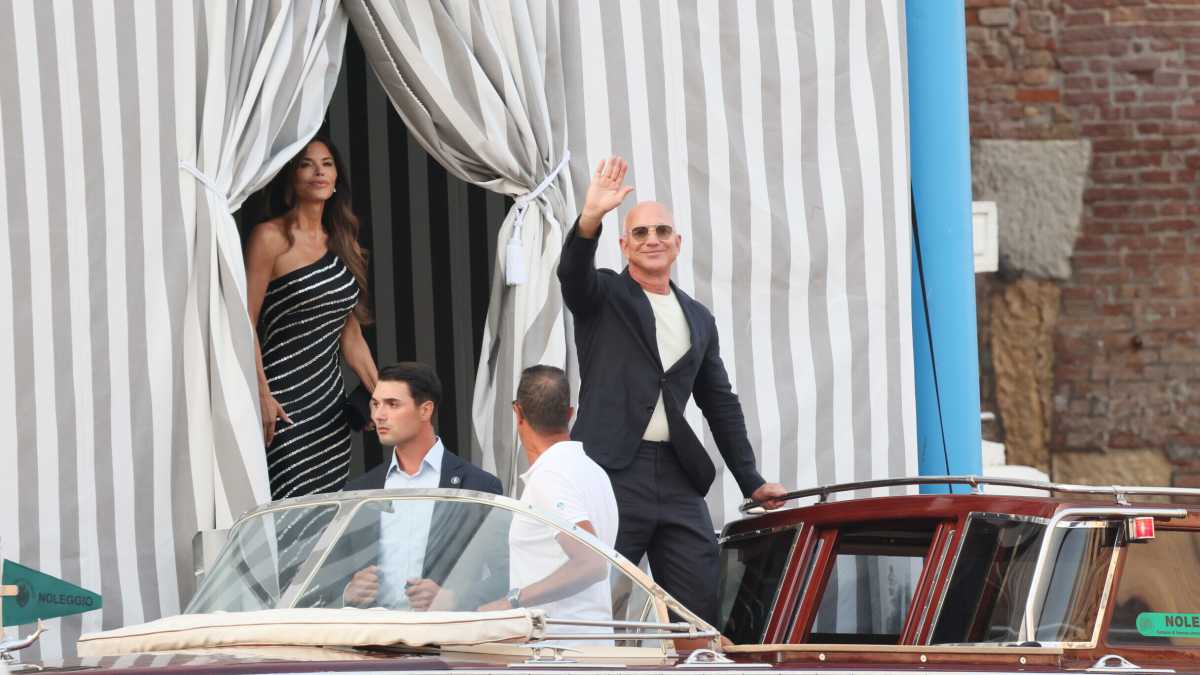 Immagine di Il circoletto antifa e anticapitalista che contesta Bezos ha un problema non con Amazon ma con la libertà