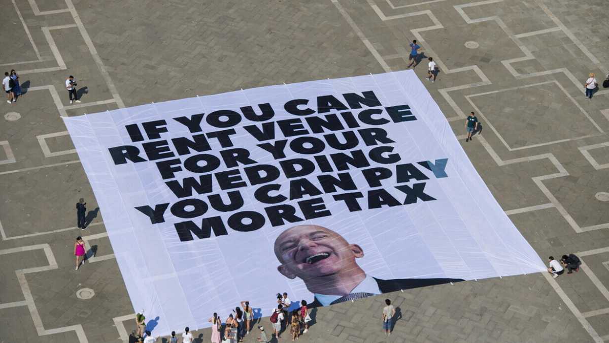 Immagine di The little antifa and anticapitalist circle that contests Bezos in Venice has a problem not with Amazon but with freedom