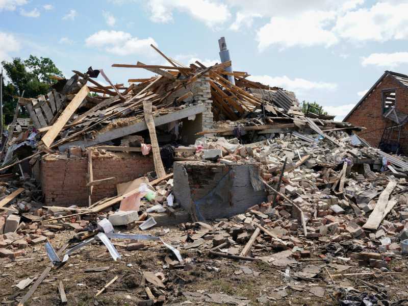 Il villaggio di Velykyi Bobryk, in Ucraina, attaccato da droni Shahed (foto Getty)
