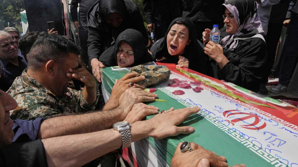 Immagine di Il regime iraniano seppellisce i suoi morti tra sospetti e complotti