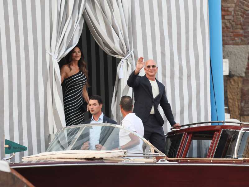Jeff Bezos e Lauren S&aacute;nchez a Venezia per lo sposalizio (foto Getty) &nbsp;<br />