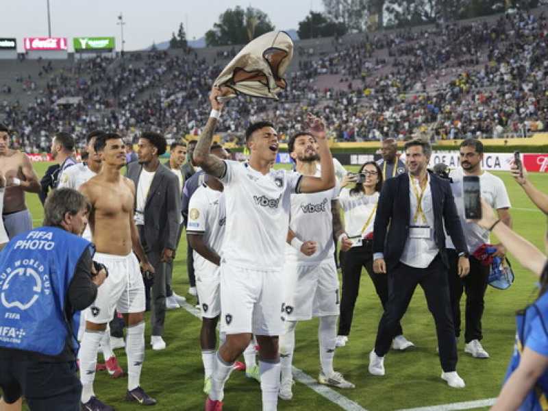 I giocatori del Botafogo esultano dopo la vittoria contro il Paris Saint-Germain al Mondiale per club (foto Ap, via LaPresse)