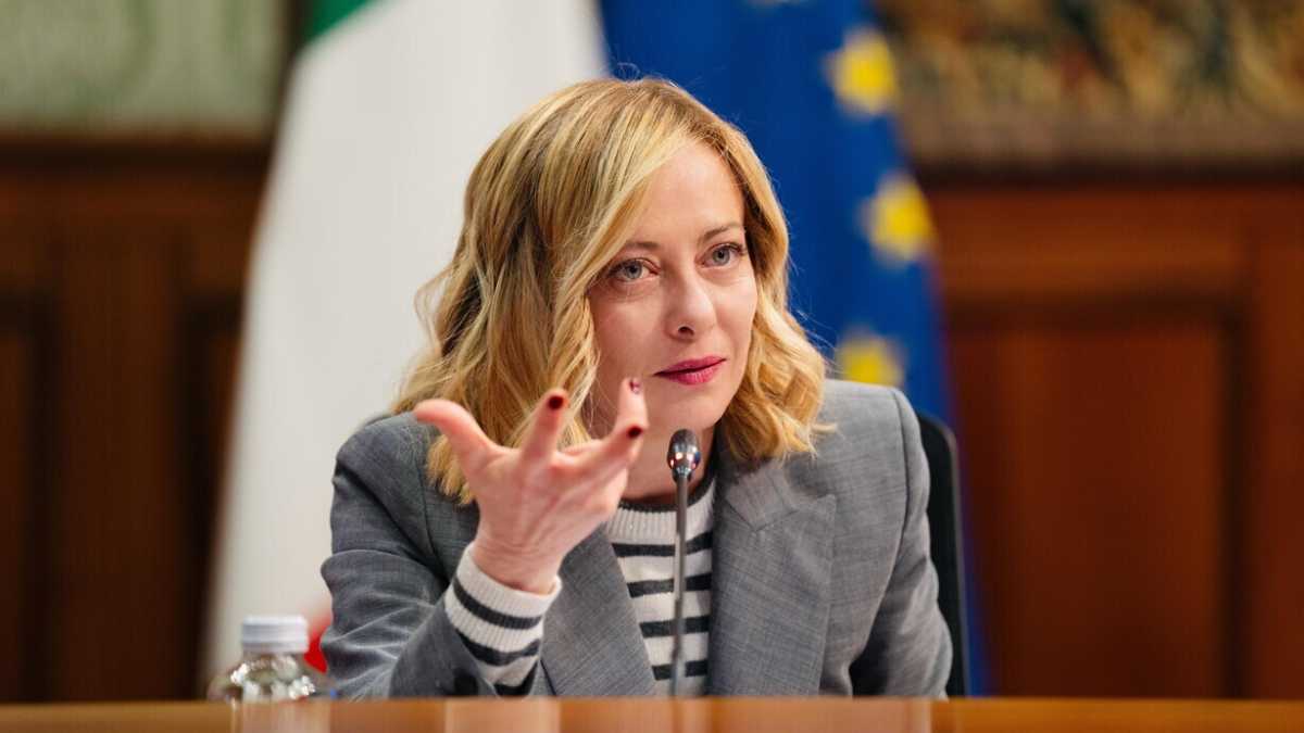 Immagine di Il doppio fronte del governo sull'immigrazione: il decreto flussi e le polemiche con la Cassazione per l'Albania