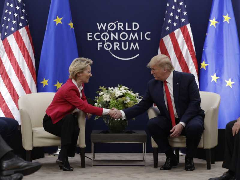 Ursula von der Leyen con Donald Trump (foto Ap, via LaPresse)