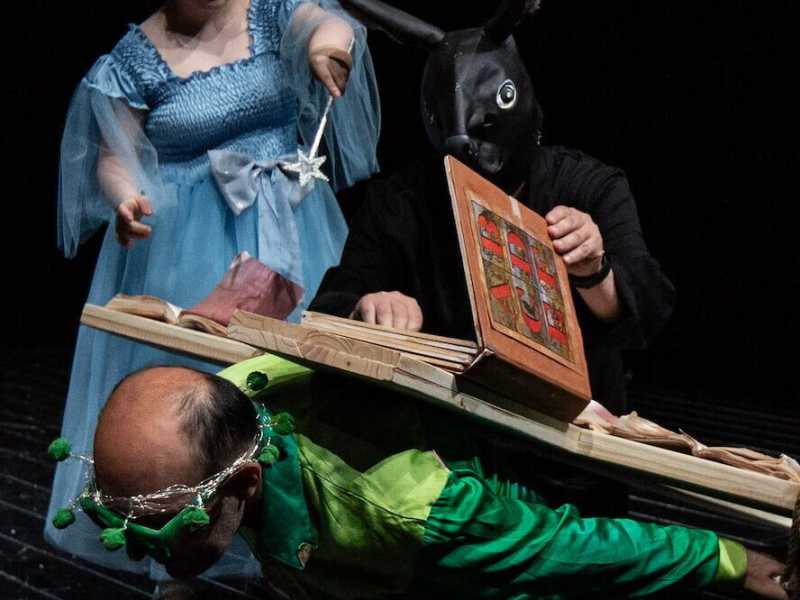 Lo spettacolo di Iodice porta sul palco tanti Pinocchi incarnati da ragazzi portatori di disabilità (foto Renato Esposito) <br />