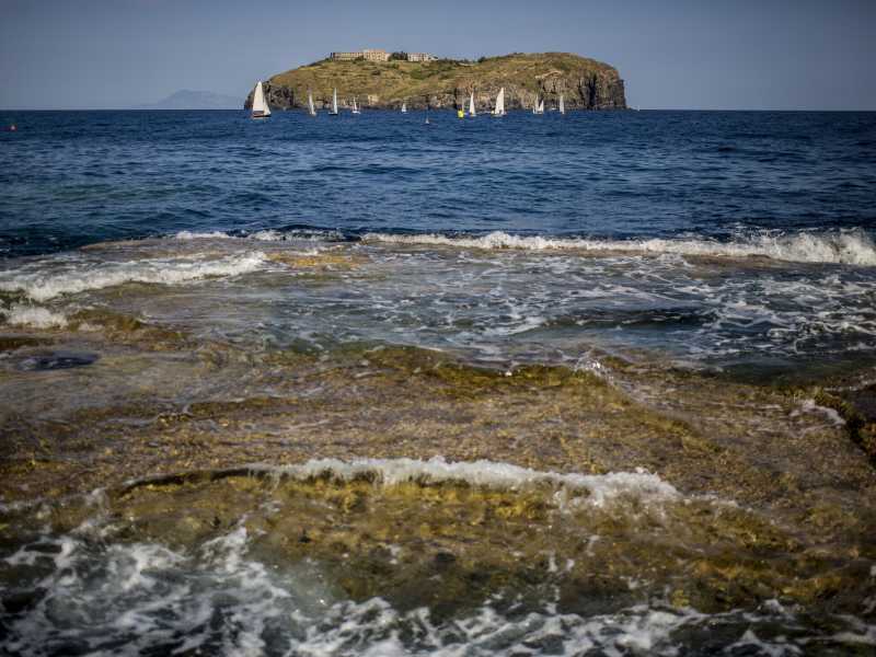 L'isola di Santo Stefano con il suo carcere borbonico vista dalla spiaggia del Faro a Ventotene (foto Getty)<br /> <br />