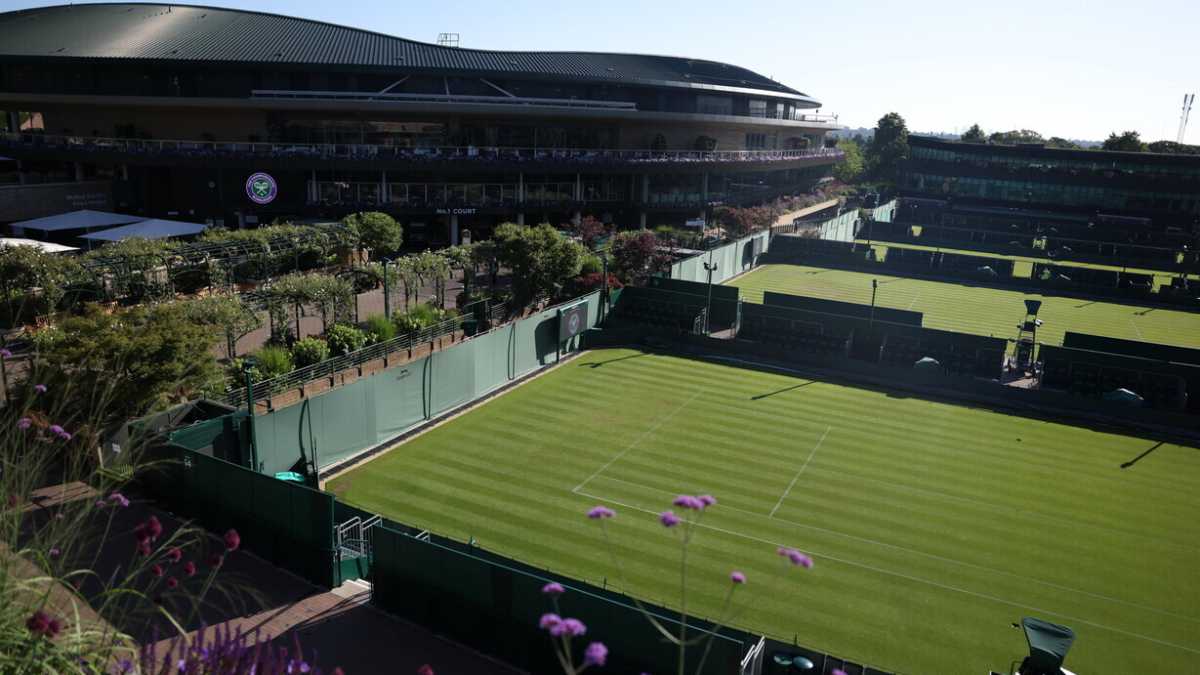 Immagine di Un occhio ai campi di Wimbledon e l'altro agli introiti record del tennis