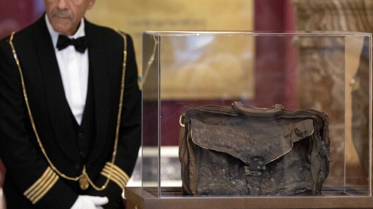 Immagine di La borsa di Borsellino esposta alla Camera. "No al mito dell'agenda rossa", dice lo storico Lupo
