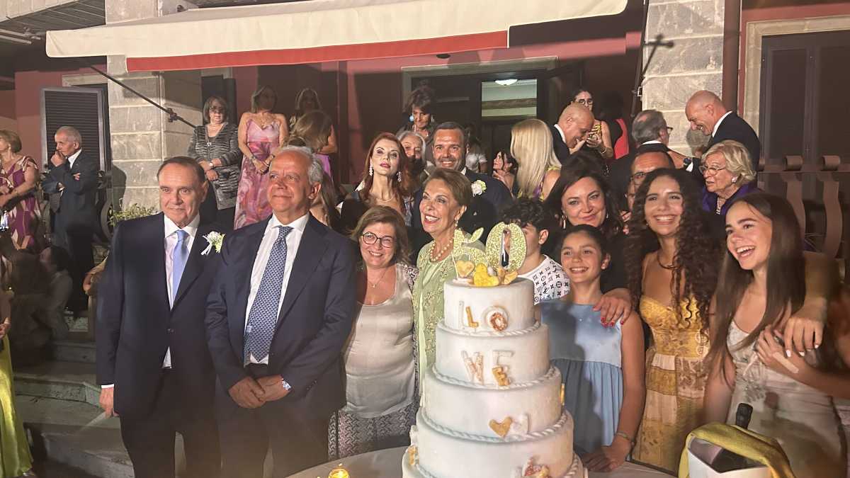 Immagine di La notte d'oro dei Mastella fa nascere il "governo Ceppaloni". Piantedosi incorona Manfredi: "Sarai il federatore della sinistra"
