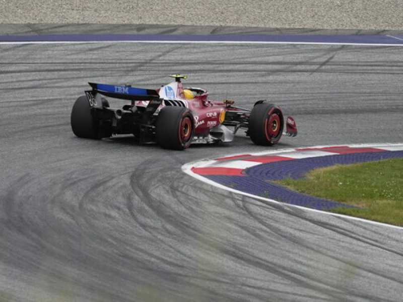 Lewis Hamilton alla guida della Ferrari (foto Ap, via LaPresse)
