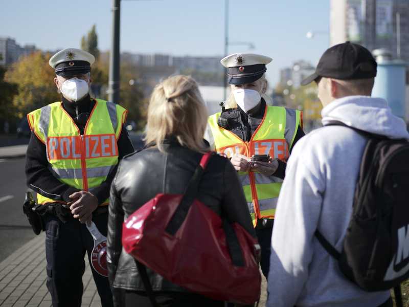 Controllo della polizia tedesca al valico di frontiera di Francoforte (LaPresse)&nbsp;<br />