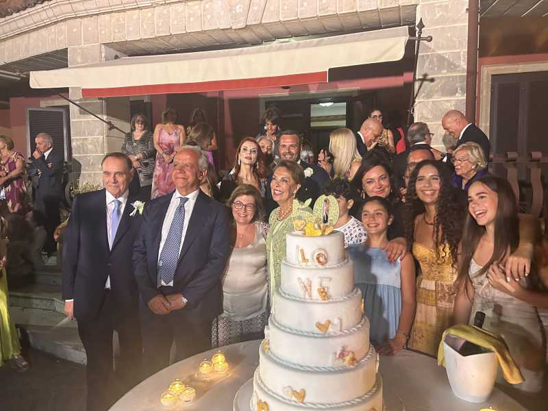 La notte d'oro dei Mastella fa nascere il "governo Ceppaloni". Piantedosi incorona Manfredi: "Sarai il federatore della sinistra"
