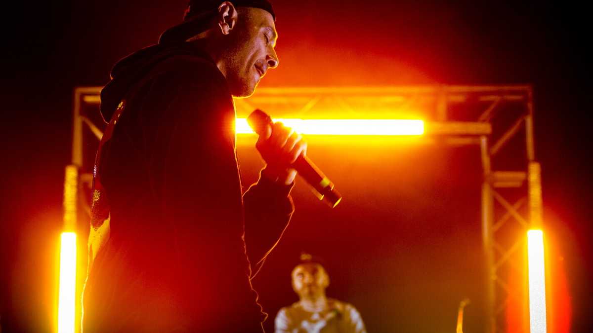 Immagine di Ci si commuove con il nuovo disco di Fabri Fibra, il nostro rapper più cupo e speculativo