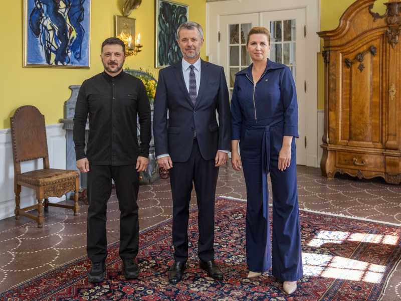 L’Ucraina cerca l’Ue. Zelensky vola in Danimarca, ma trova solo l’abbraccio di una famiglia disarmata