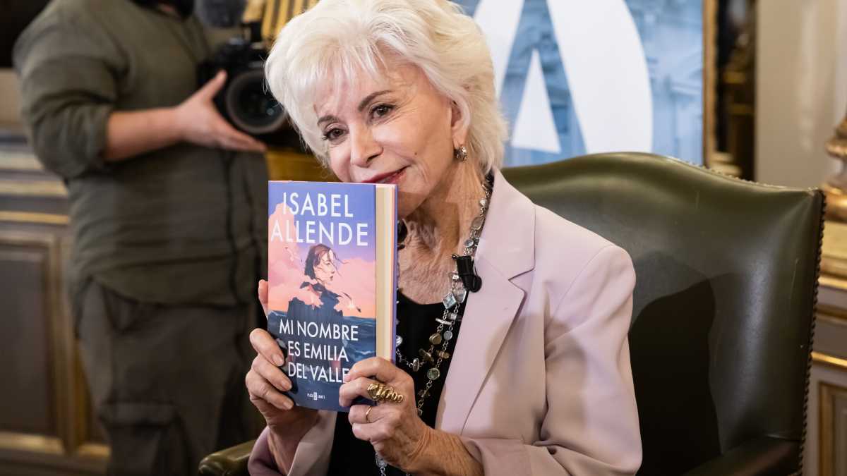 Immagine di Isabel Allende e gli altri scrittori che rifiutano la traduzione in ebraico (ma in Iran va bene)