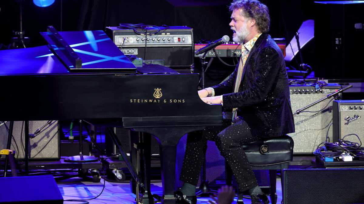Immagine di Rufus Wainwright dal pop alla lirica. “Hadrian” ha nelle voci la sua forza
