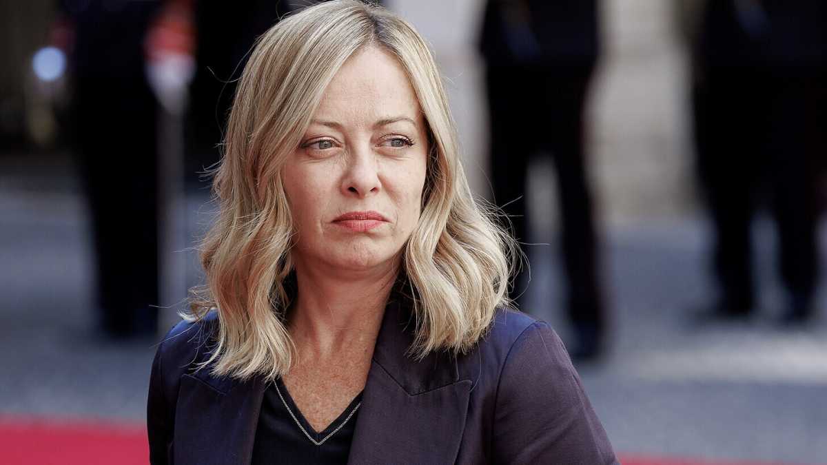Immagine di La "mutua" del tax credit, controlli impossibili, l'assedio dei produttori per difendere il dg Borrelli. Meloni: "Ignobile scandalo"