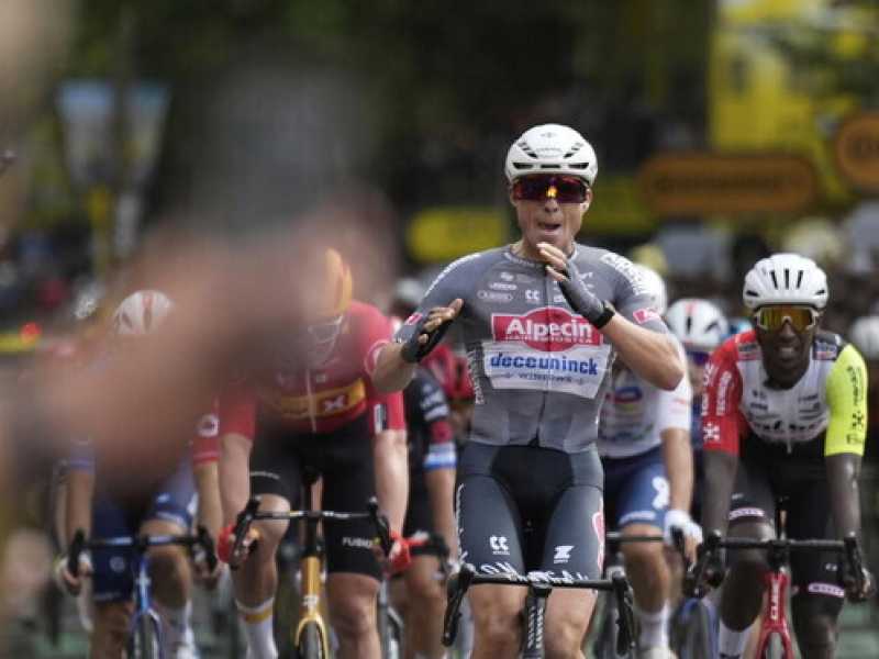 Jasper Philipsen ha vinto la prima tappa del Tour de France 2025 (foto Ap, via LaPresse)