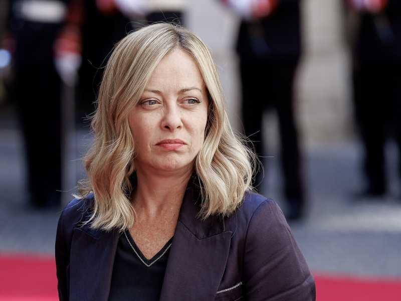 La "mutua" del tax credit, controlli impossibili, l'assedio dei produttori per difendere il dg Borrelli. Meloni: "Ignobile scandalo"