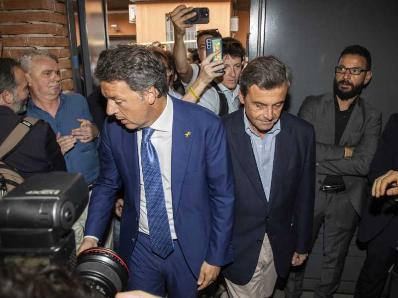 Destra, sinistra, giravolta, scambio di ruolo. La quadriglia Calenda-Renzi