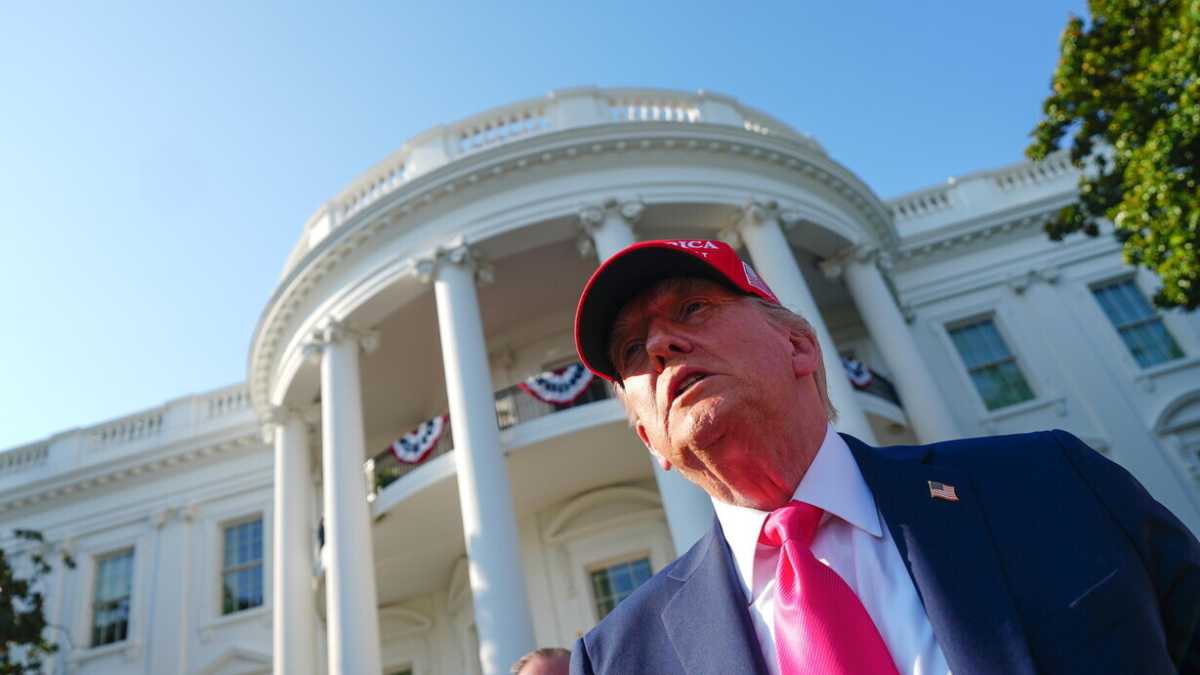Immagine di Troppi baci al caro Trump. Bisognerebbe fargli un po’ di male