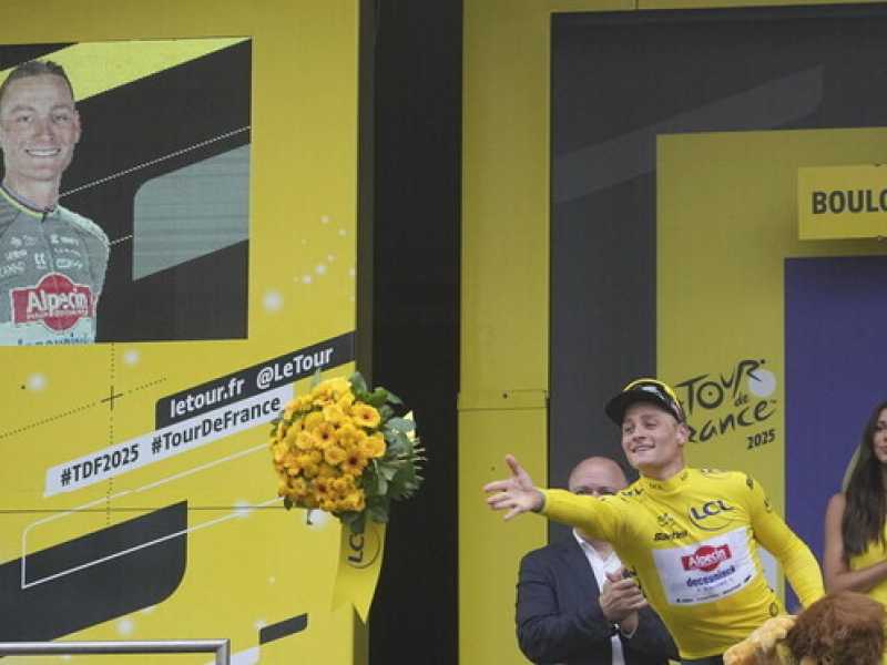 Mathieu van der Poel in maglia gialla (foto Ap, via LaPresse)