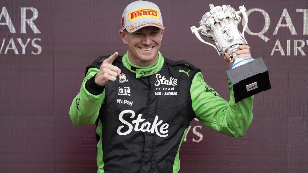 Immagine di Hulkenberg sul podio, McLaren in fuga e Ferrari in confusione