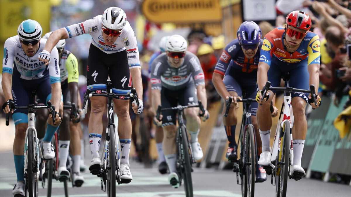 Immagine di Al Tour de France 2025 Merlier festeggia tra cadute e assenza di vento
