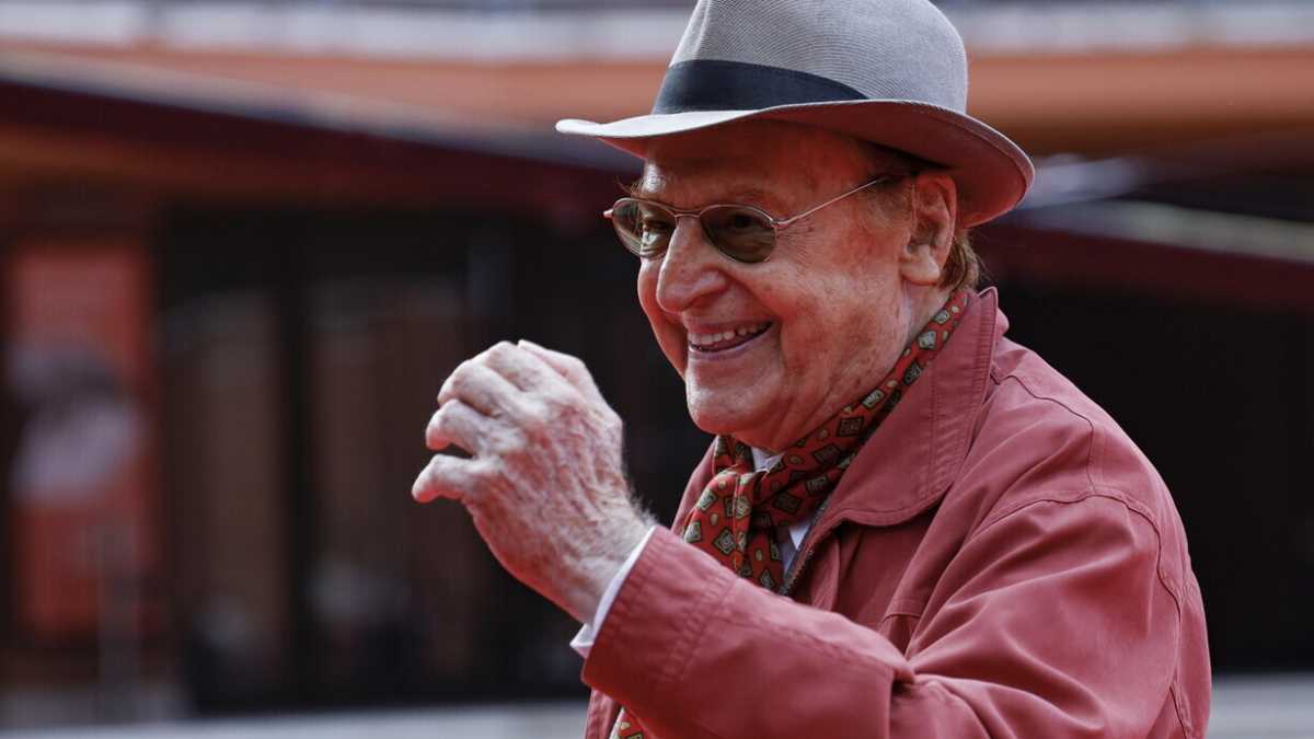 Immagine di Amarcord estivo tra la Riccione del ventennio e i neon di Miami. Intervista a Renzo Arbore
