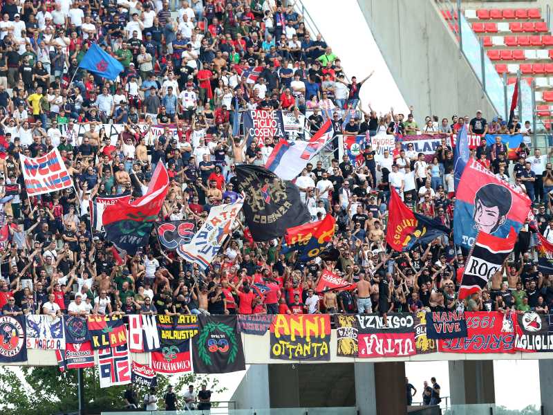Ultras Cosenza durante la partita tra Bari vs Cosenza 2024/2025 (foto di Donato Fasano/LaPresse)<br />