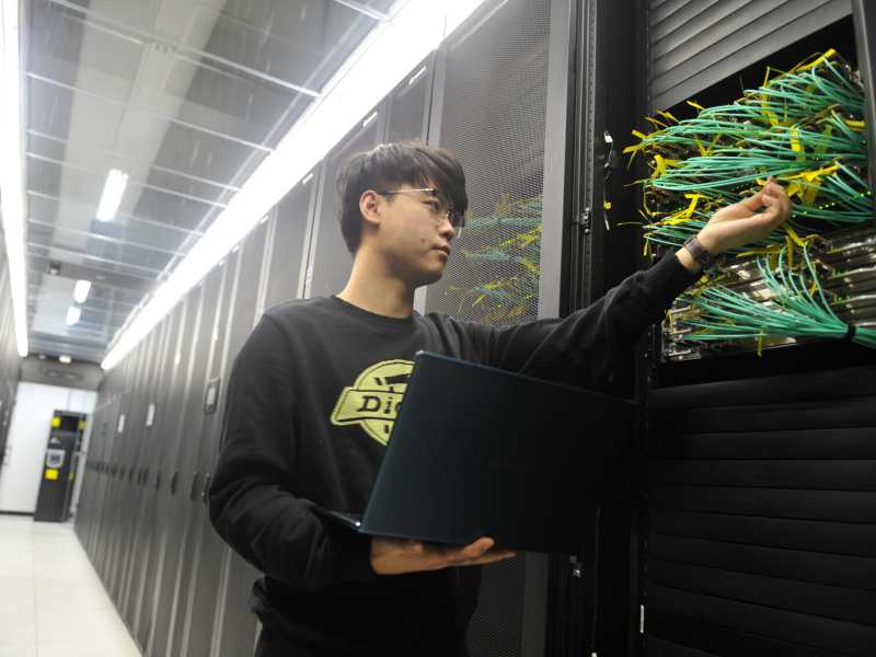 Un ingegnere esegue un'ispezione in un data center a Urumqi, dove DeepSeek ha avviato le sue attivit&agrave; (Foto di VCG/VCG via Getty Images)&nbsp;<br />
