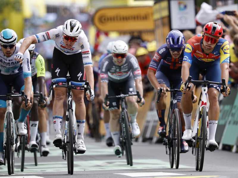 La vittoria di Tim Merlier a Dunkerque (foto Epa, via Ansa)