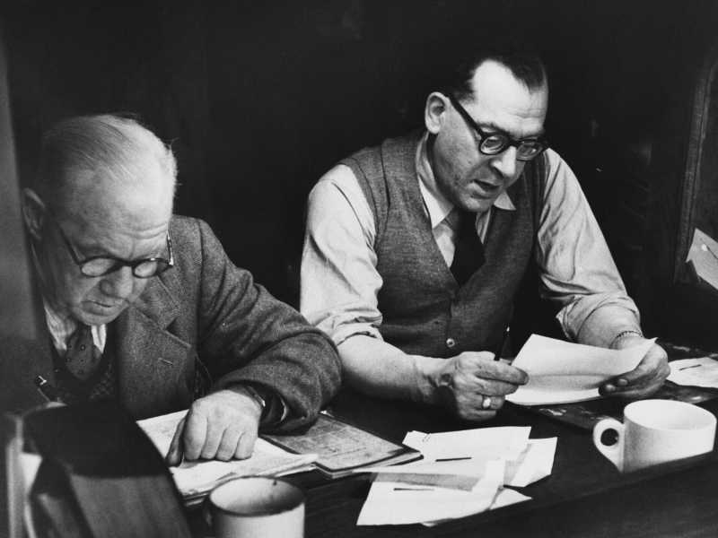 Correttori di bozze al lavoro un sabato pomeriggio negli uffici del News of The World, aprile 1953 (Bert Hardy/Picture Post/Hulton Archive/Getty Images)&nbsp;<br />