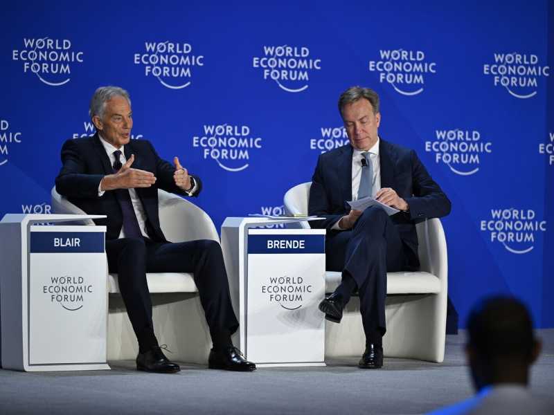 Tony Blair e B&oslash;rge Brende al Forum estivo di Davos che si &egrave; svolto a Tianjin, in Cina (foto Tong Yu/China News Service/VCG via Getty)&nbsp;<br />