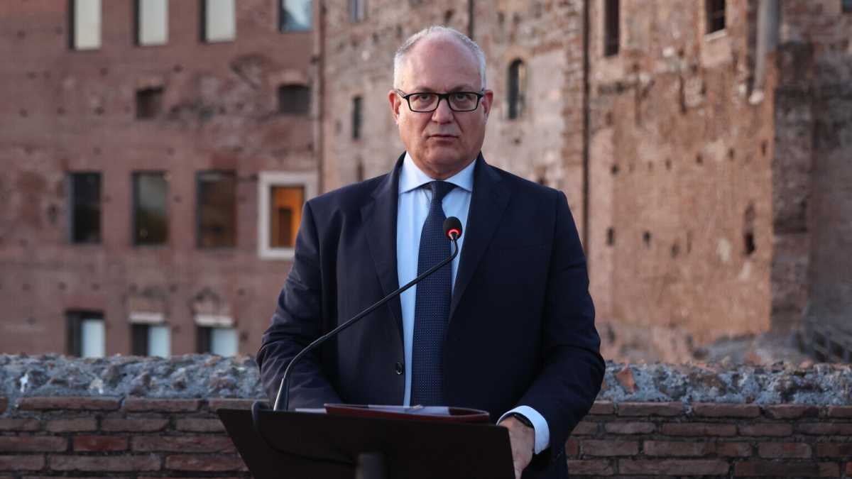 Immagine di Gualtieri divo dei social, ma flop nella classifica del Sole. E FdI che ora crede di poterlo battere lo attacca