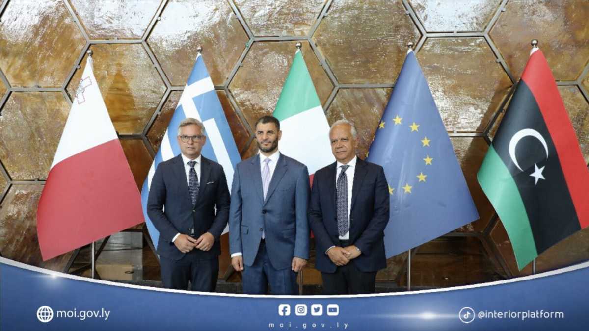 Immagine di Piantedosi e il commissario Ue Brunner fermati all'aeroporto di Bengasi