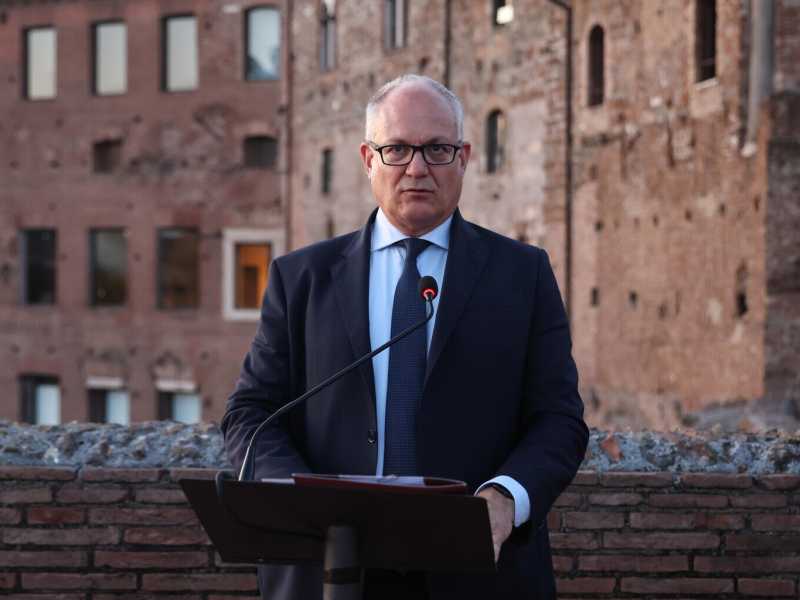 Gualtieri divo dei social, ma flop nella classifica del Sole. E FdI che ora crede di poterlo battere lo attacca