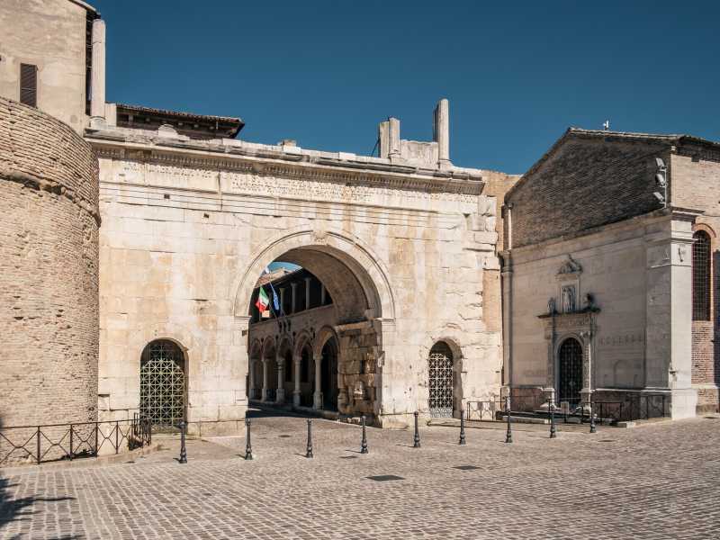 L'antico arco trionfale dell'imperatore Augusto a Fano (foto Getty)<br />&nbsp;