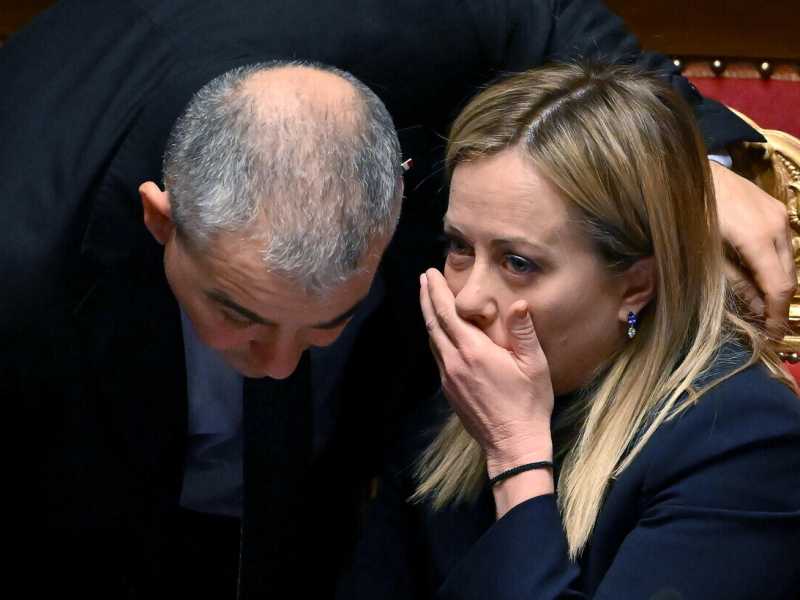 Fazzolari: "Tutti vogliono l'Ucraina libera". Meloni tira un sospiro di sollievo dopo la svolta di Trump