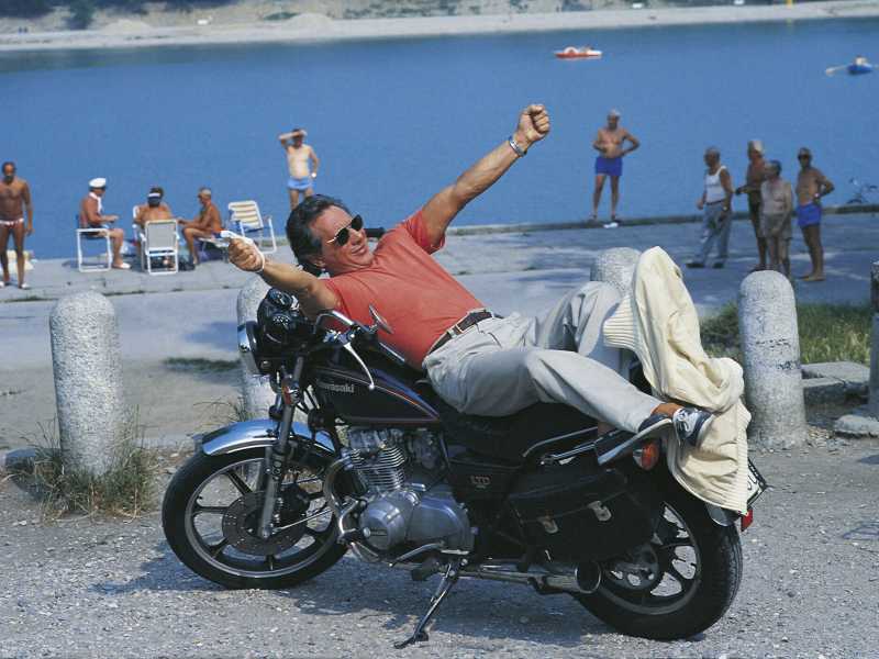  Enzo Jannacci sdraiato su una moto a Sanremo nel 1991 (Foto di Angelo Deligio/Mondadori via Getty Images)<br />