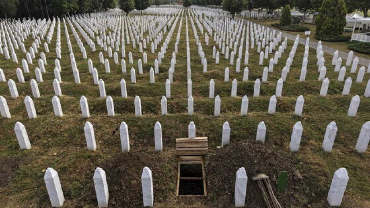 Immagine di Sono loro, gli alberi di Sarajevo alti e frondosi, a misurare il tempo che passa