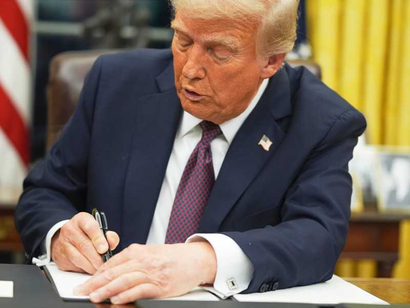 Scattano i dazi al 35 per cento per il Canada. In arrivo oggi la lettera di Trump all'Ue