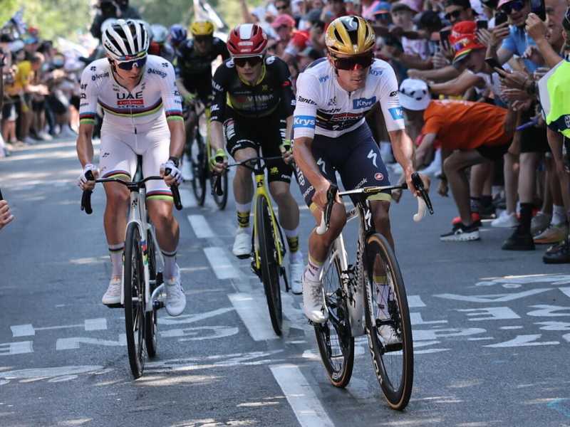 Remco Evenepoel, Tadej Pogacar e Jonas Vingegaard da soli al comando verso l'arrivo di Mûr-de-Bretagne (foto Epa, via Ansa)<br />